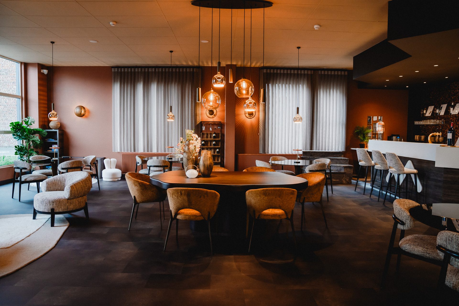 Warme Makri-meubelshowroom gefotografeerd door Teylo