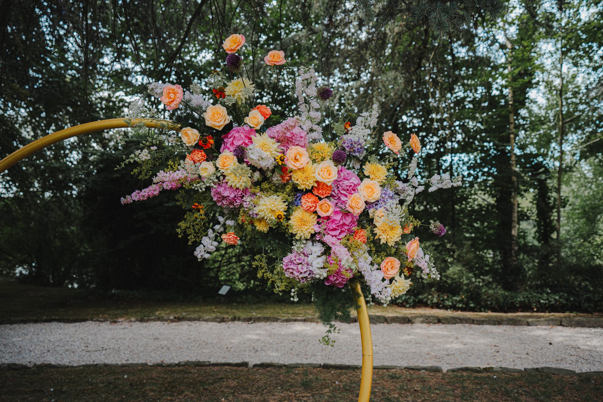 Kleurrijke ceremonieboog gestyled door Marie Fleurie