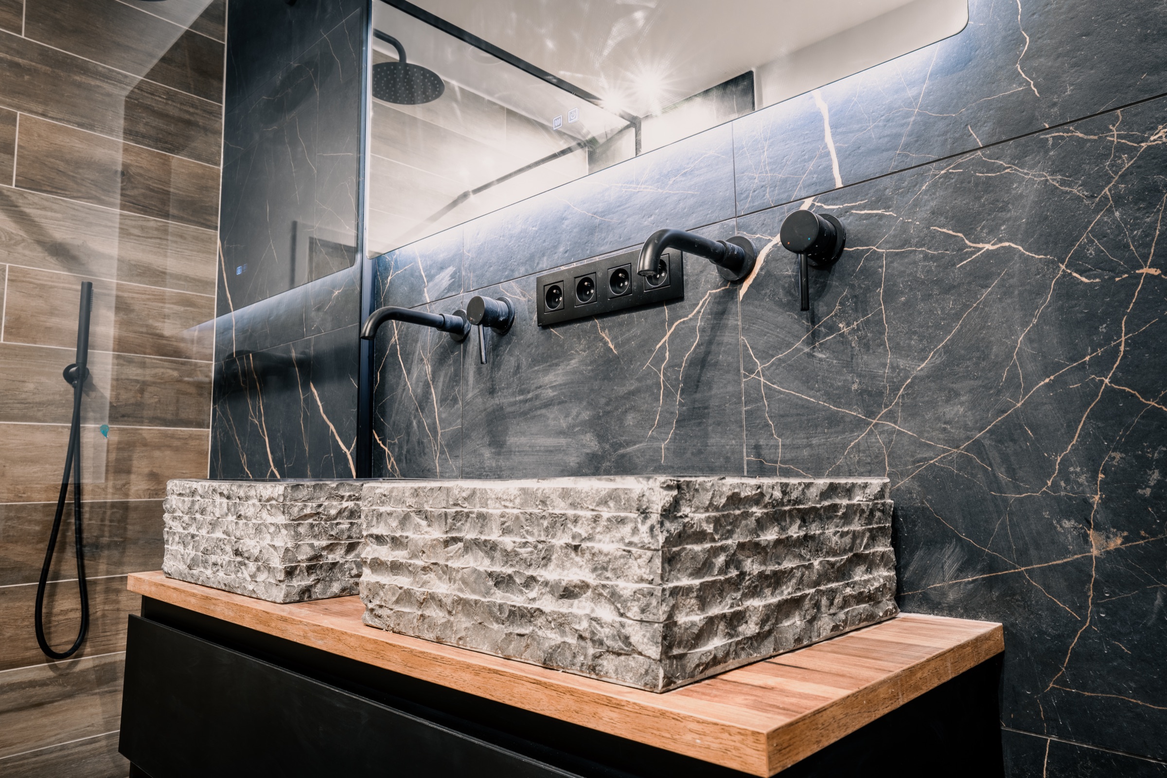 Luxebadkamer in zwart marmer, gefotografeerd door Teylo