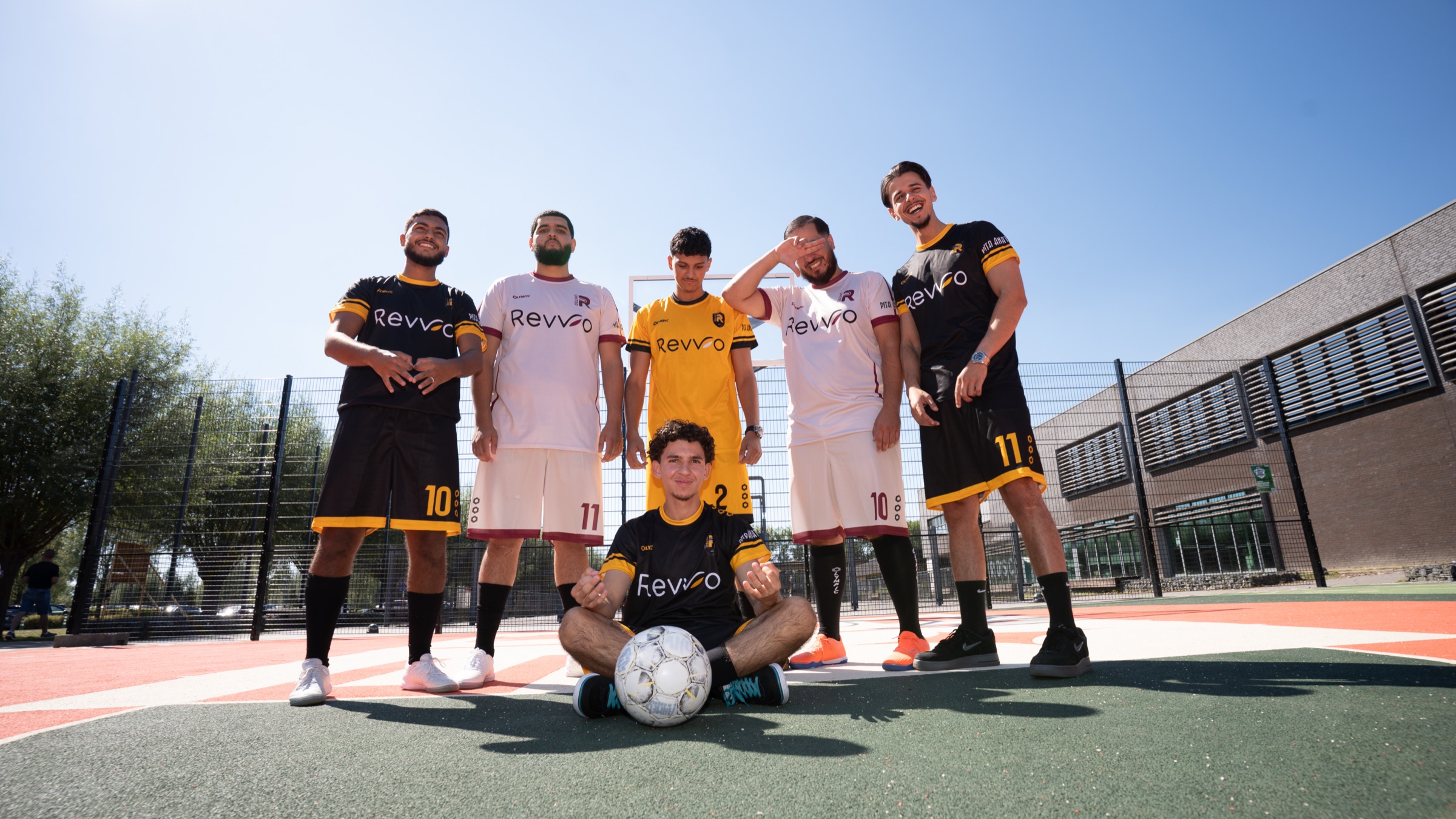 Rayvvo voetbalteam in door Teylo ontworpen tenues